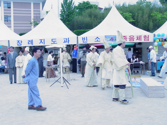 가장 이색적인 풍경을 보여준 장례지도과의 "죽음체험" 